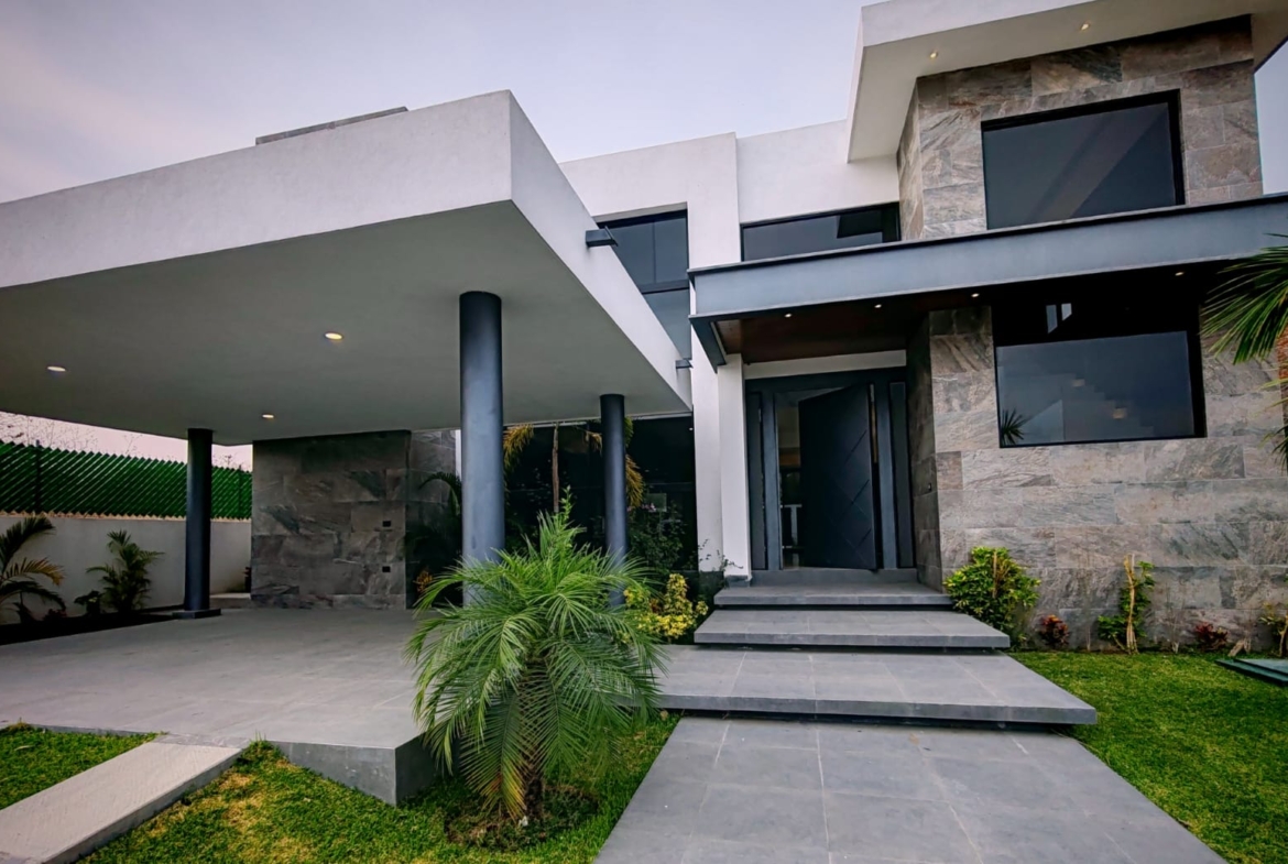 casa en venta Lomas de Cocoyoc con alberca y jardín