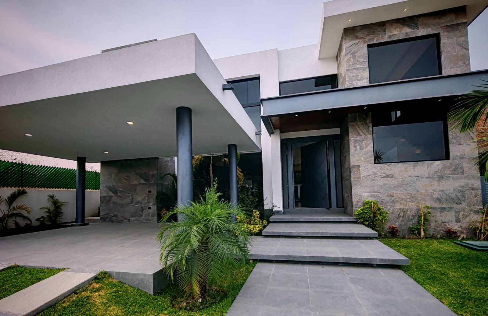 casa en venta Lomas de Cocoyoc con alberca y jardín