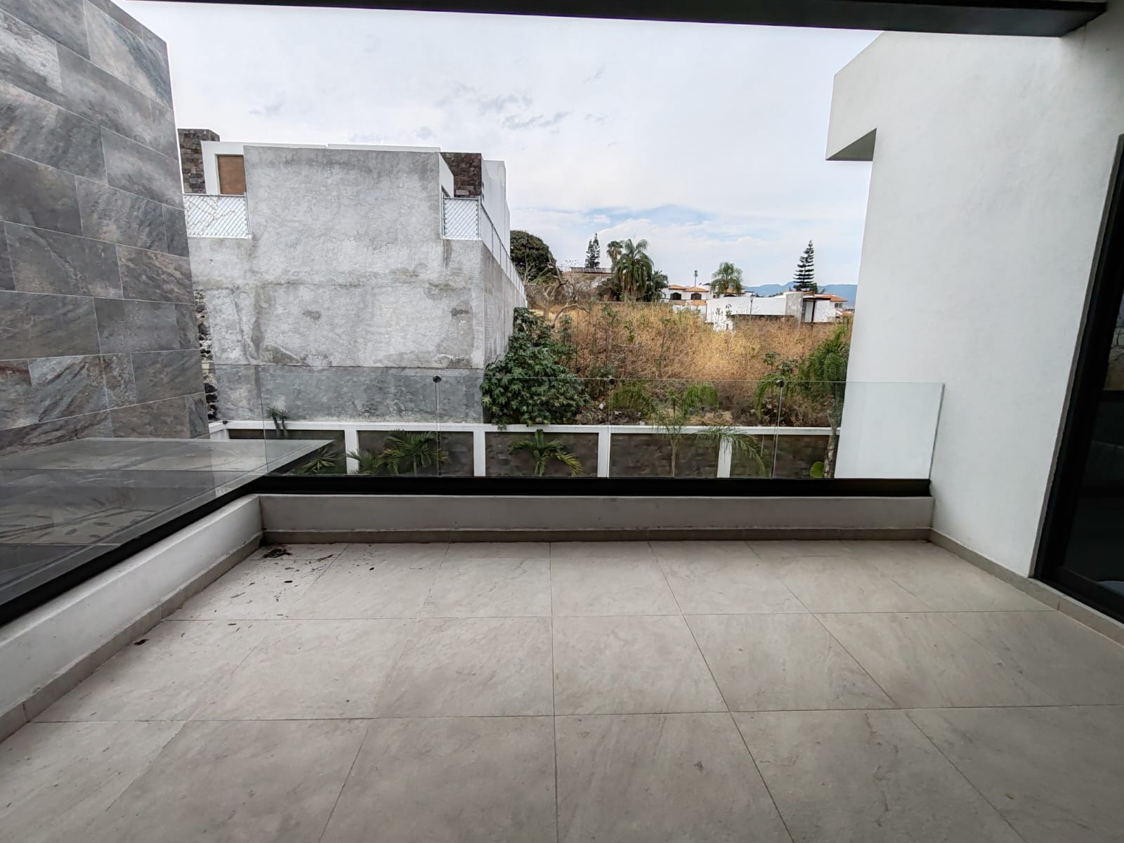casa en venta Lomas de Cocoyoc con alberca y jardín
